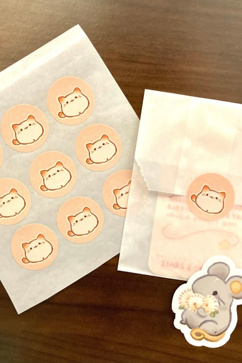 Cute Packaging Stickers, Sticker Shop Packaging, Noissue Packaging, Sticker Packaging Ideas, Sticker Business Packaging, Food Sticker Design, Eco Friendly Packaging Ideas, Logo Ideas Aesthetic, Small Sticker Business