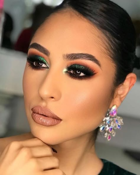 Glam Makeup With Green Dress, Emerald Green Formal Dress Makeup, Eye Makeup For A Green Dress, Makeup Dark Green Dress, Make Up To Go With Emerald Green Dress, Emerald Green Make Up Look, Green Dress And Makeup, Makeup Looks For Dark Green Dress, Makeup Ideas For A Green Dress