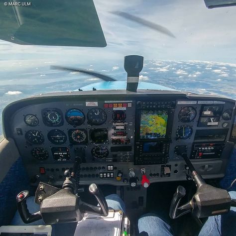 ❗Cessna 172 Cockpit view❗Today's Inflight view on the way to Buochs in Switzerland for my photo mission a Citation Jet M2!  #c172 #cessna… Cessna 172 Skyhawk Cockpit, C172 Cockpit, Cessna Cockpit, Cessna 172 Cockpit, Airplane Museum, Cessna 172 Skyhawk, September Goals, Cockpit View, Cessna 150