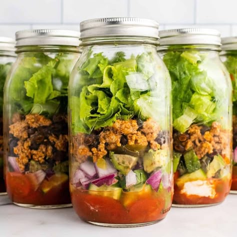 This Healthy Taco Salad is made with perfectly seasoned ground turkey, black beans, veggies, and all of your favorite taco toppings. Taco Salad In A Jar, Healthy Taco Salad, Mason Jar Meal Prep, Jar Salad Recipes, Mason Jar Lunch, Salad Jars, Salad Jar Recipe, Healthy Taco, Healthy Tacos Salad