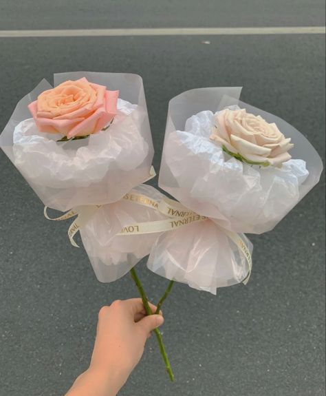 Single Rose Bouquet, Paper Flowers Making, Single Bouquet, Single Flower Bouquet, Ribbon Flowers Bouquet, Flower Boquet, Diy Bouquet Wrap, Bouquet Tutorial, Round Bouquet