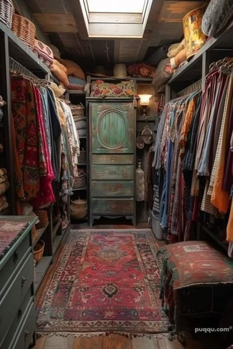 Closet On A Budget, Diy Walk In Closet, Organizing Walk In Closet, Lots Of Clothes, Affordable Storage, Casa Country, Closet Layout, Closet Room, Deco Originale