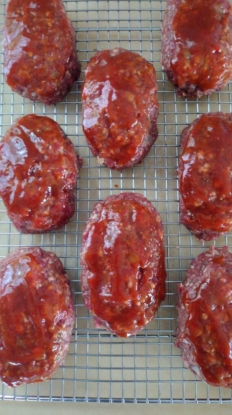 Individual Meatloaf, Mini Meatloaf Recipe, Beef Meatloaf Recipes, Mini Meatloaf Recipes, Mini Meatloaf, Mini Meatloaves, Beef Meatloaf, Mini Meatloafs, Easy Meatloaf