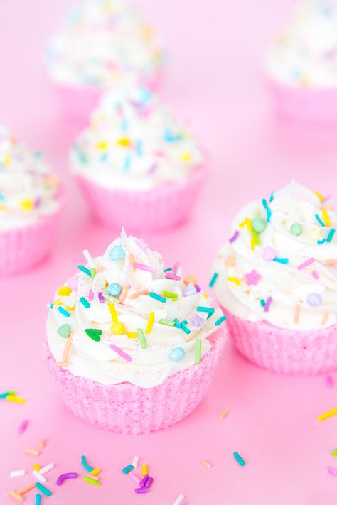 Diy Bath Bomb, Crazy Laura, Natural Spa, Bridesmaid Diy, Glitter Cupcakes, Bombe Recipe, Glitter Bomb, Diy Cupcakes, Bath Bomb Recipes