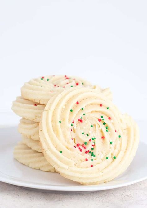 Spritz Cookies Spritz Cookie, Favorite Christmas Desserts, Spritz Cookie Recipe, Sweet Appetizer, Delicious Christmas Cookies, Holiday Baking Recipes, Spritz Cookies, Cookie Press, Christmas Cookie Recipes