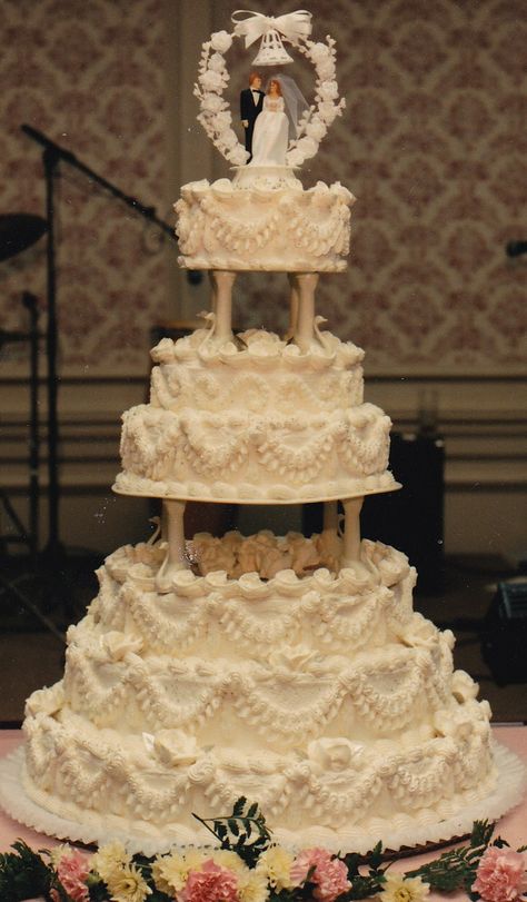 1960's buttercream cake City Bakery, 80s Wedding, Wedding Cake Images, Wedding Cake Prices, Dream Wedding Cake, Dream Wedding Decorations, Food City, Cake Pricing, Gorgeous Wedding Cake