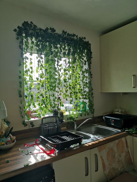 Plant Garland Decor, Fake Vine Decor Ideas, Ivy Kitchen Decor, Fake Vines Decor Bathroom, Vines Around Windows Indoor, Ivy Window Decor, Vines In Kitchen, Hanging Ivy Decor, Decorating With Fake Ivy Vines