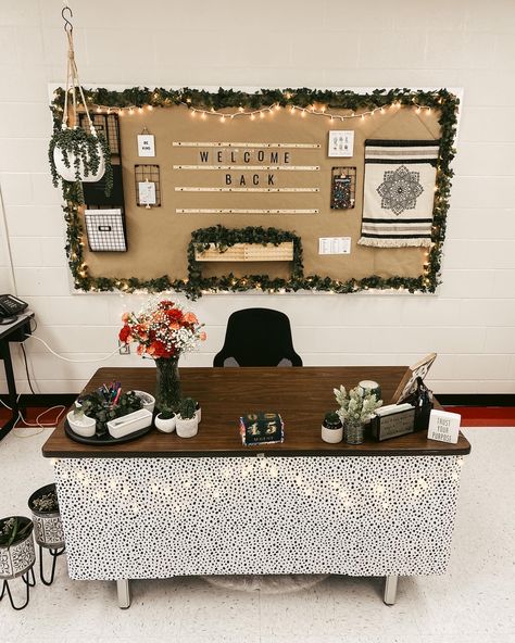 High School Teacher Room Decor, Junior High Classroom Decor Ideas, Cute Teacher Desk Decor, Cute High School Classroom Decor, Aesthetic Teacher Desk, Aesthetic Classroom High School, Teacher Desks Ideas, Neutral Classroom Decor High School, Business Teacher Classroom