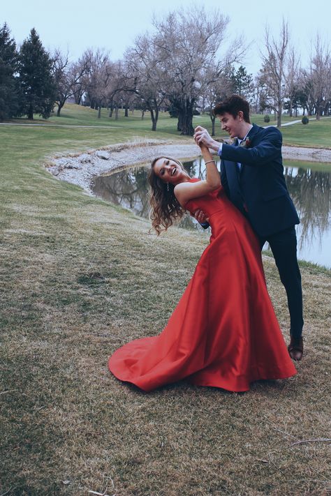 Red Prom Couple, Red Prom Dresses Long, Poses Prom, Halloween Costume Couple, Couple Tumblr, Prom Photography Poses, Couple Prom, Prom Pictures Couples, Prom Goals