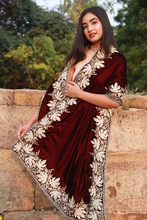 Velvet Shawls Embroidery, Kashmiri Suits, Velvet Shawls, Closet Idea, Bride Suit, Velvet Embroidery, Bohemian Wrap, Shirt Painting, Kashmiri Shawls