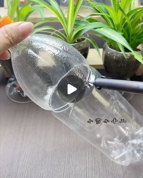 Uses For Plastic Bottles, Glass Bottle Diy Decoration, Plastic Bottle Crafts Diy, Plastic Bottle Flowers, Plastic Bottle Art, Diy Plastic Bottle, Flower Pot Design, Painted Pots Diy, Diy Crafts Life Hacks