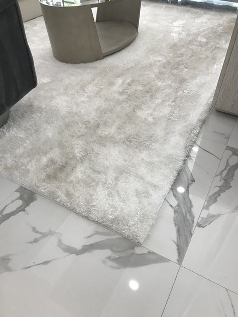 Like the marble look for the kitchen but would prefer a warmer color Rugs For Marble Floors, Marble Floor Living Room, Downstairs Living Room, Marble Room, Goals 2023, Coastal Condo, India House, White Marble Floor, Fur Carpet