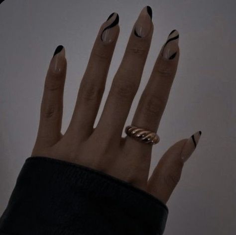 Aesthetic Nails Dark, Minimal Black Nails, Black Party Nails, Dark Academia Nails Ideas, Nails Dark Academia, Dark Academia Nails, Bold Nails, Nail Party, Nail Piercing