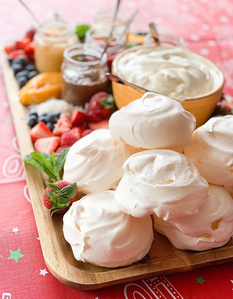 Pavlova Recipe, Dessert Platter, Party Food Platters, Christmas Lunch, Xmas Food, Christmas Cooking, Food Platters, Making Waves, Charcuterie Boards