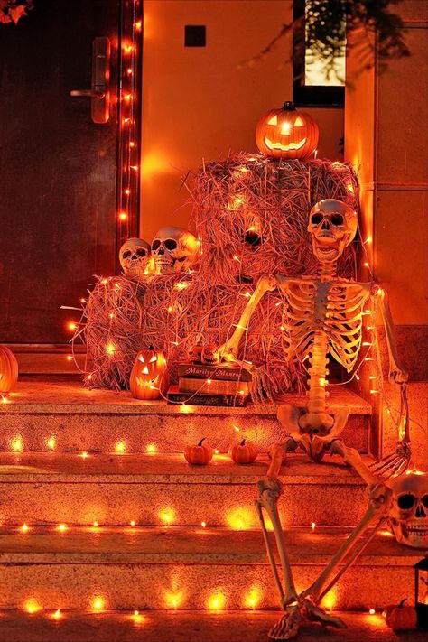 Halloween Courtyard Decorations, Halloween String Lights Ideas, Orange Halloween Lights Outdoor, Halloween Outdoor Lighting, Outdoor Halloween Lighting Ideas, Halloween Outdoor Lights, Halloween Lights Outdoor Porch, Halloween House Decorations Outdoor, Landscape Architecture Drawing Sketches