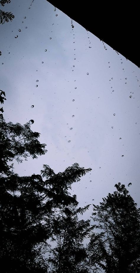 Barish Pic, Rain Snap, Rainy Sky, Sunset Quotes Instagram, Nature Story, Rainy Day Aesthetic, Nightclub Aesthetic, Blurred Background Photography, Sky Photography Nature