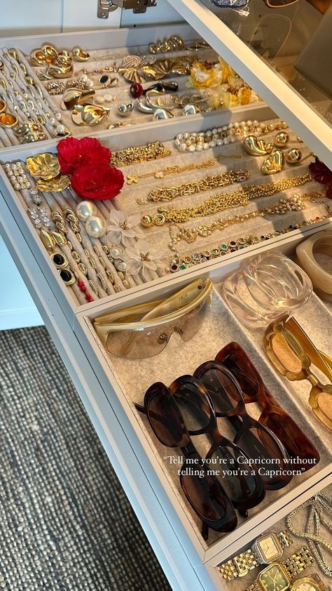 Jewelry Aesthetic Organization, Wardrobe Jewellery Drawer, Organisation Jewellery, Jewellery Storage Ideas, Jewelry Storage Wall, Jewelry In Closet, Jewellery Organisation, Custom Staircase, Decor Corner