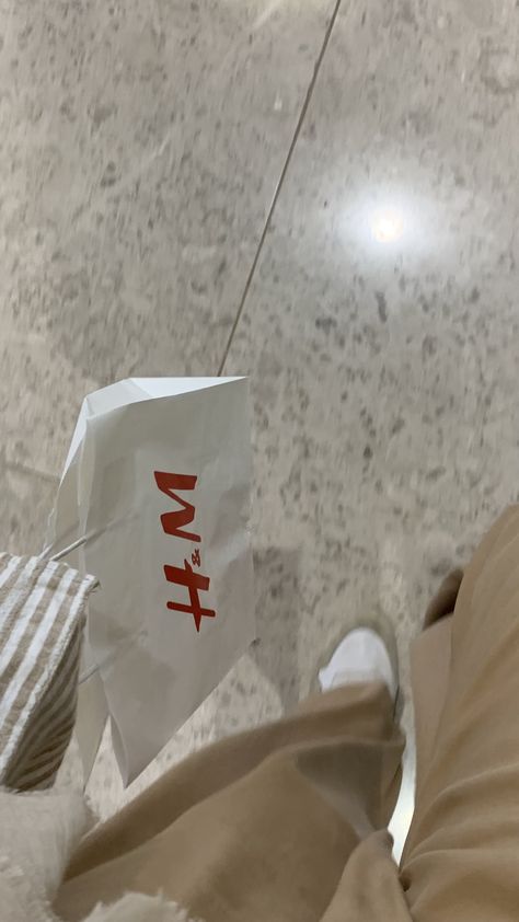 H&m Instagram Story, Aesthetic Mall Pic Ideas, Mall Clothes Shop Aesthetic, Shopping Mall Pictures Ideas, Mall Ig Story, Mall Instagram Stories, Mall Aesthetic Pics, Mall Shopping Bags Aesthetic, Mall Aesthetic Shopping