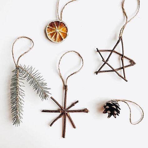 Zero Waste Cartel on Instagram: “Have you put your tree up? We're waiting until December 1st, but these caught our eye!⠀⠀⠀⠀⠀⠀⠀⠀⠀ ⠀⠀⠀⠀⠀⠀⠀⠀⠀ How adorable are these natural…” Nature Ornaments, Zero Waste Christmas, Minimalist Christmas Decor, Natural Christmas Decor, Sustainable Christmas, Holiday Tips, Natural Christmas, Low Waste, Yule Decorations