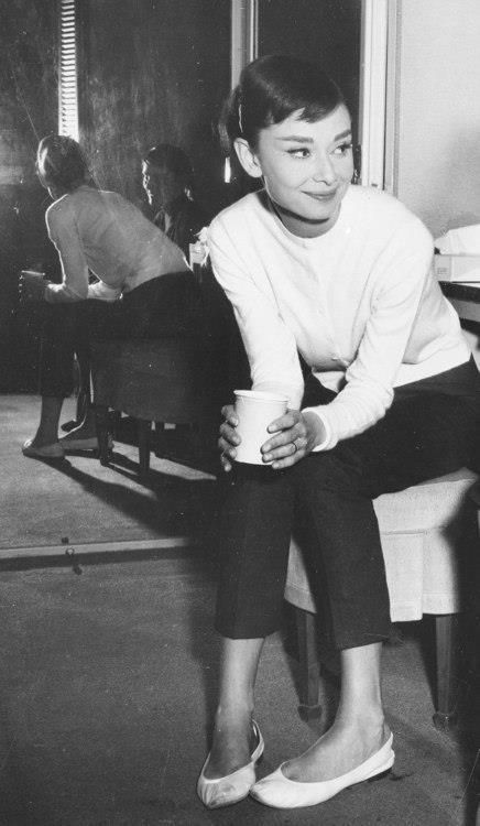 Audrey Hepburn, style muse (and idol in many ways,) in white cardigan. slim, dark cropped pants. White ballet flats Audrey Hepburn Outfit, Veronica Lake, Audrey Hepburn Style, I Love Cinema, Hepburn Style, Look Retro, Lauren Bacall, Katharine Hepburn, Rita Hayworth