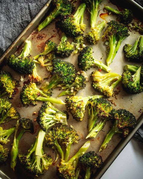 Lemon Garlic Roasted Broccoli - SimpleFitVegan Dishes With Vegetables, Lemon Broccoli, Vegan Thanksgiving Dinner, Thanksgiving Vegan, Roasted Broccoli Recipe, Garlic Roasted Broccoli, Garlic Broccoli, Cauliflowers, Vegan Recipes For Beginners