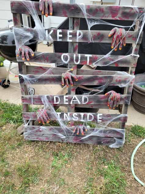 One pallet, made zombie hands using gloves filled with potting soil, spray paint and acrylic paint. Zombie Room Ideas, Zombie Decorations Diy, Zombie Pallet, Halloween Zombie Decorations, Halloween Pallet Ideas, Diy Zombie Decorations, Quick Diy Halloween Costumes, Pallet Halloween Decorations, Zombie Party Decorations