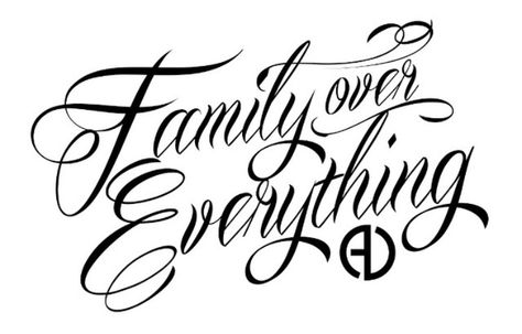 Family Over Everything Tattoo, Family Over Everything Tattoo, Traditional Chicano Tattoos, Everything Tattoo, Family First Tattoo, Art Chicano, Hiphop Style, Tattoo Lettering Design, Family Tattoo Designs