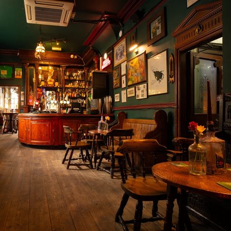 London Irish Pub | Finsbury Park | Faltering Fullback Irish Pub Exterior Design, Irish Pub Lighting, Guinness Aesthetic, Irish Bar Ideas Pub Design, Pub Style Kitchen, English Pub Aesthetic, Pub Aesthetic Night, Irish Pub Aesthetic, Pub Lights