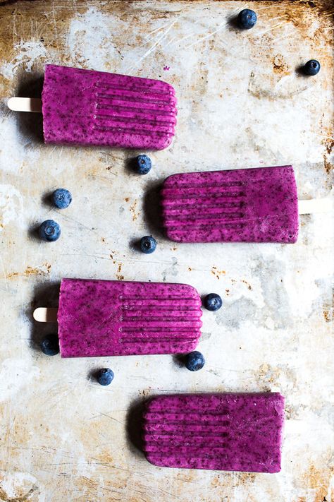 Banana Blueberry Popsicles are a delicious treat, that’s also good #GoCrow Blueberry Popsicles, Protein Fruit Smoothie, Smoothie Berry, Berry Popsicles, Healthy Summer Treats, Banana Popsicles, Smoothie Popsicles, Frozen Yogurt Recipes, Protein Fruit