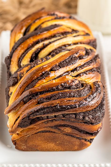 Chocolate Babka Recipe, Babka Bread, Bread With Chocolate, Babka Recipe, Chocolate Babka, Christmas Bread, Braided Bread, Swirled Bread, Sweet Dough