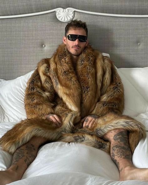 Fur Coat Aesthetic Male, Fur Fashion Men, Men’s Fur Coat, Fur Coats Men, Men In Wedding Dresses, Men Fur Coat, Men In Fur Coats, Lion Man, Mens Fur Coat