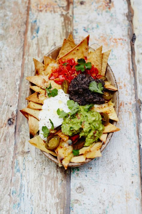 How to construct the perfect nachos | Features | Jamie Oliver Jamie Oliver Recipes, Nachos Recipe, Snacks Für Party, Jamie Oliver, Mexican Dishes, Nachos, Appetizer Snacks, I Love Food, Food Glorious Food