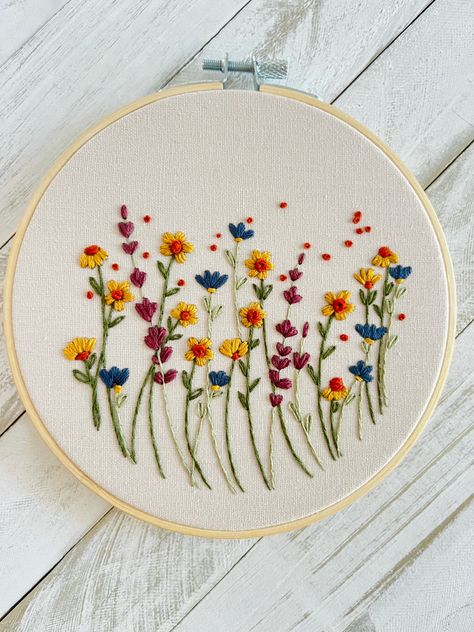 By Happy Vintage Art Flowers Embroidery Pattern, Hand Embroidery Patterns Free, Simple Hand Embroidery Patterns, Simple Embroidery Designs, Hand Embroidery Patterns Flowers, Floral Embroidery Patterns, Handmade Embroidery Designs, Embroidery Stitches Tutorial, Pola Sulam