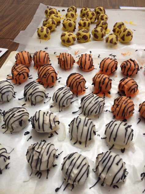 Zoo Themed Cake Pops, Safari Animal Desserts, Safari Party Desserts, Safari Birthday Party Food Dessert Tables, Wild Animal Cake Pops, Animal Themed Treats, Giraffe Cake Pops, Animal Print Desserts, Jungle Themed Desserts