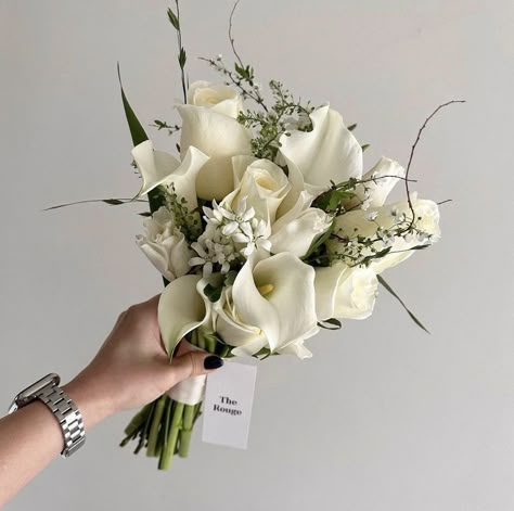 Hand Bouquet Wedding Simple Elegant, Nikkah Flower Bouquet, Nikkah Bouquet, Boquetes Of Flowers Weddings, Pearl Wedding Bouquet, Bride Flower Bouquet Elegant, Small Wedding Bouquets, Elegant Wedding Bouquets, Simple Wedding Bouquets