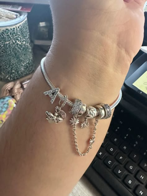 Pandora Bracelet Charms Ideas, Xoxo Jewelry, Girly Bracelets, Pandora Bracelet Designs, Pandora Jewelry Charms, Sac Diy, Jewelry Accessories Ideas, Pandora Bracelet Charms, Classy Jewelry