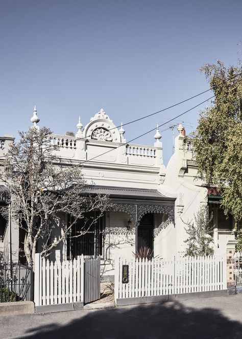 A Historic Melbourne Home Is Respectfully Modernized For a Young Family - Dwell Contemporary Facade Design, Narrow Home Design, Pavers Landscaping, Contemporary Facade, Front Of A House, Nz Homes, Terrace Apartments, Eclectic Industrial, Terrace Houses