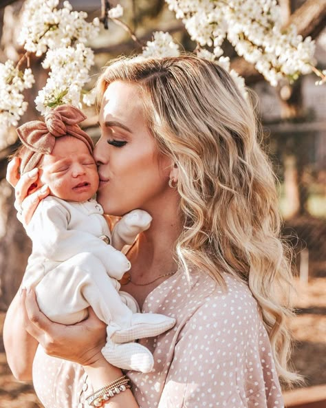 Mommy Daughter Newborn Pictures, Mother Daughter Newborn Pictures, Mom And Daughter Newborn Pictures, Mommy Daughter Photography, Mommy Daughter Pictures, Daughter Photo Ideas, Mother Daughter Pictures, Daughter Pictures, I Love My Sister