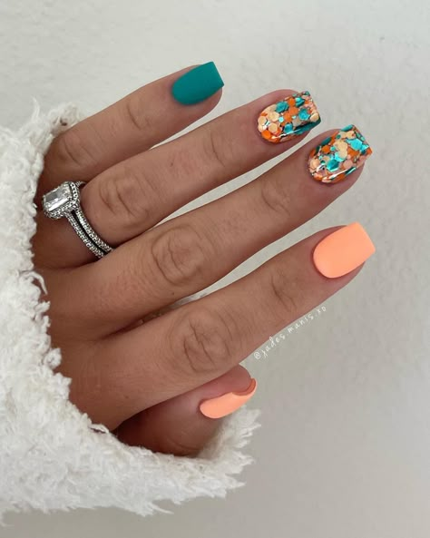 This is a unique orange, yellow and teal glitter dip. Teal Nail Designs, Nail Designs For Spring, Blue And Silver Nails, Copper Nails, Orange Nail Designs, Yellow And Teal, Teal Nails, Turquoise Nails, Tropical Nails