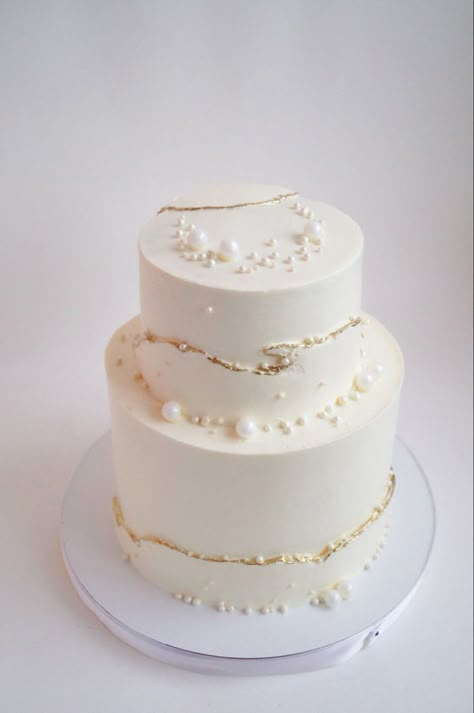 Pearl And Gold Wedding Cake, Simple Romantic Wedding Cake, Wedding Cake Gold And White, Engagement Cake Ideas Elegant, Minimalistic Wedding Cake, Pearl Wedding Cakes, Wedding Cake With Pearls, Gold Leaf Wedding Cake, Pearl Wedding Cake