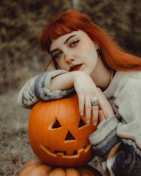 Fall Aesthetic Photoshoot Ideas, Halloween Reference Photos, Holding Pumpkin Pose Reference, Halloween Self Portraits, Pumpkin Carving Photoshoot, Fotos Halloween Aesthetic, Halloween Photo Ideas Instagram, Pumpkin Head Aesthetic, Halloween Poses Photo Ideas