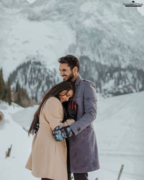 Snow Couple Photoshoot Photo Ideas, Kashmir Outfits, Kashmir Photography, Manali Photography, Couples Candid Photography, Snow Outfits For Women, Couple Photography Winter, Kashmir Photos, Kashmir Trip