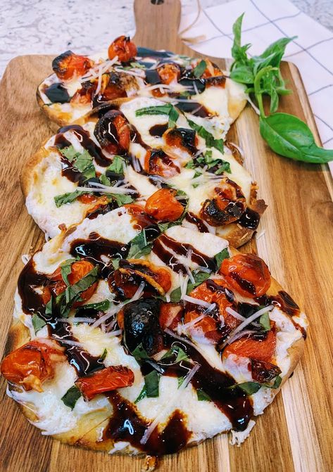 Caprese Flatbread, Balsamic Glaze Recipes, Flatbread Pizza Recipes, Baked Pizza, Girls Dinner, Joy Cookies, Savory Tarts, Breakfast Pizza Recipe, Naan Pizza