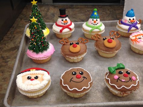 Jumbo Christmas Cupcakes, Gingerbread Man Cupcakes, Christmas Decorated Cupcakes, Cupcake Recipes Christmas, Jumbo Cupcake Ideas, Christmas Cupcake Designs, Cake Design Christmas, Thanksgiving Cupcake Ideas, Christmas Cupcake Decorations