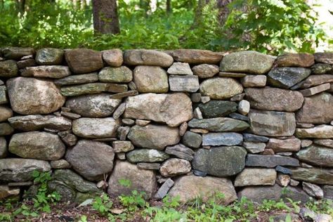 Landscape Edging Stone, Rock Fence, Stone Walls Garden, Building A Pond, Stone Fence, Diy Fence, Dry Stone Wall, Landscape Edging, Dry Stone