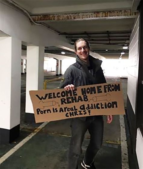 Funny Welcome Back Signs Airport, Funny Airport Welcome Signs Friends, Embarrassing Airport Pick Up Signs, Airport Signs Pickup Best Friend, Funny Welcome Home Signs Airport Humor, Airport Arrival Signs, Airport Poster Welcome, Airport Signs Pickup Hilarious Boyfriend, Welcome Sign Airport