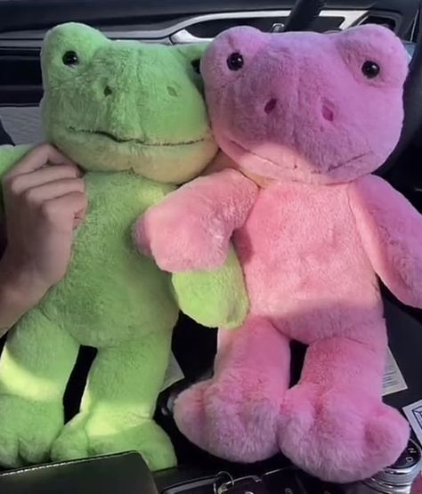 Stuff Animal For Boyfriend, Cute Couple Plushies, Frog Onesie Couple, Couples Matching Stuffed Animals, Cute Couple Gifts For Her, Matching Teddy Bears For Couples, Green Gifts For Boyfriend, Build A Bear Frog Couple, Plushies For Couples