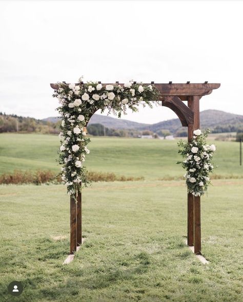 Arbor Ideas Wedding Rustic, Wood Wedding Arch Ideas, Wedding Photo Arch Backdrops, Wedding Ceremony Arbor Ideas, Wooden Wedding Altar, Decorating Arch For Wedding, Wood Arbor Wedding, Wedding Arches Rustic, Pergola Ideas Wedding