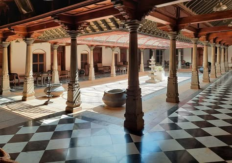 South Indian House Interiors, Indian Courtyard House, Indian Traditional House, Indian Courtyard, Traditional Indian Houses, Indian House Interior, Chettinad House, Indian Houses, Indian House Design