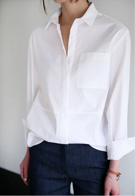 white oxford Young Professional Outfits, Áo Blu, Minimalist Moda, Classic White Shirt, Learning Techniques, Stil Elegant, Mode Casual, Minimal Chic, Business Outfit